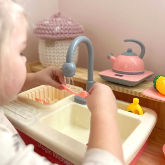 Žaislinė virtuvės kriauklė su indais ir bėgančiu vandeniu 2in1