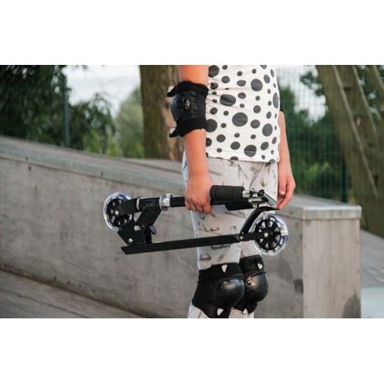 Paspirtukas scooter juodas su led ratais
