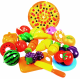 Žaislinės pjaustomos daržovės, vaisiai ir pica krepšelyje